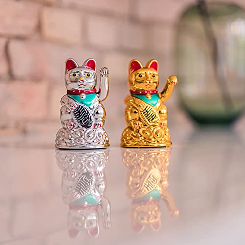 Juego de 2 Gatos Que Saluda - Gato Japonés Guiñote de la Suerte - Figura Que Asiente Amuleto de la Suerte para el Escritorio de la Oficina - Artículos de Broma Divertidos (Oro y Plata)